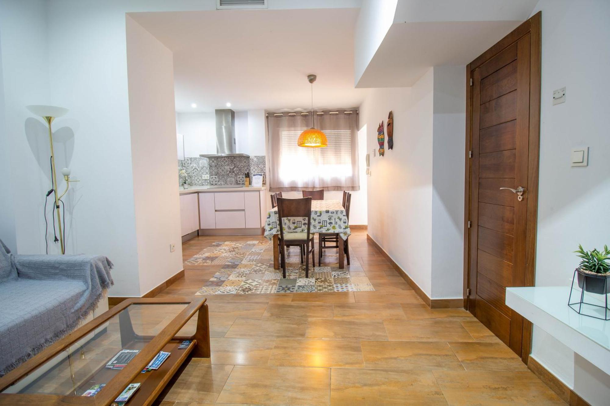 Rentitspain Confortable Con Patio En *