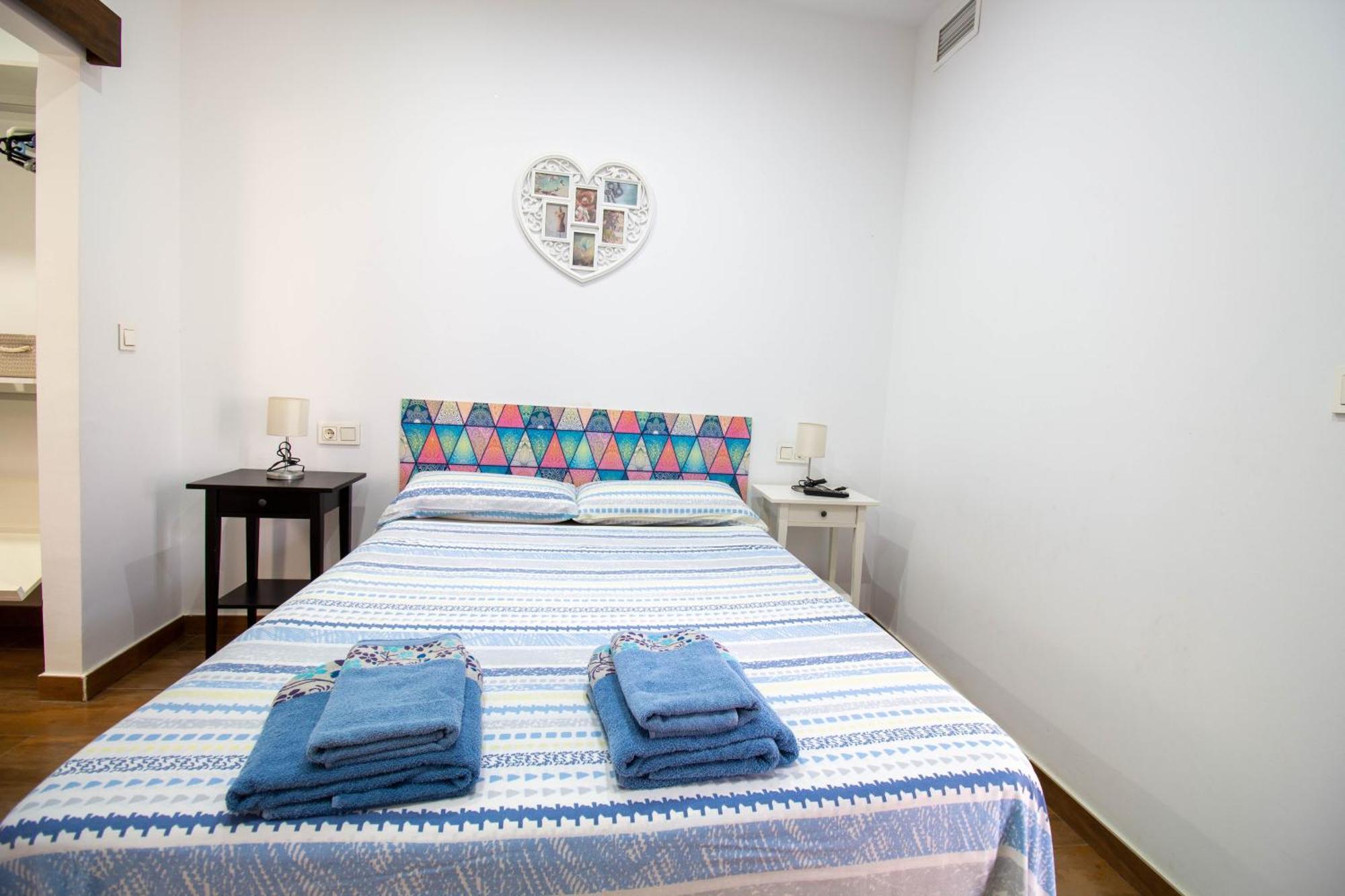 Rentitspain Confortable Con Patio En *