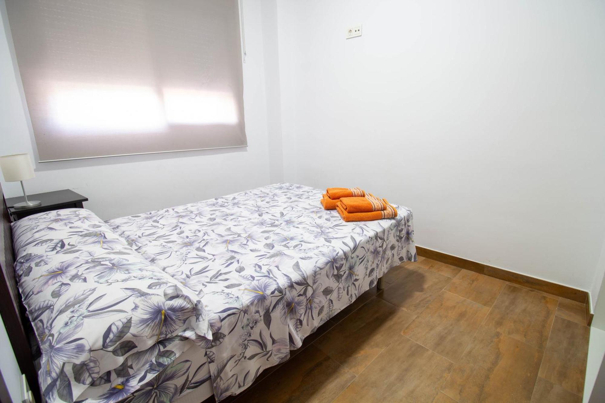 Rentitspain Confortable Con Patio En Motril
