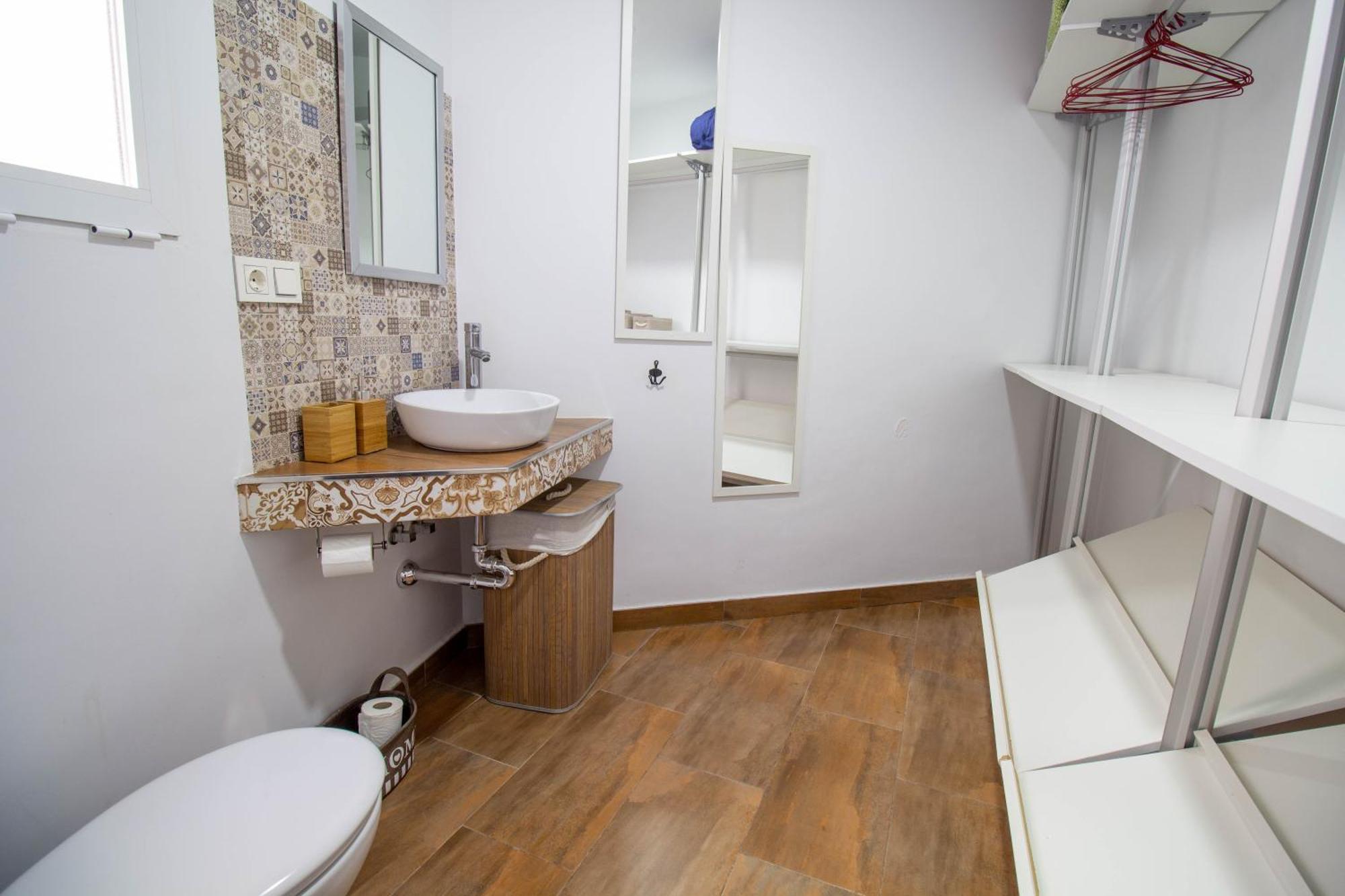 Rentitspain Confortable Con Patio En *